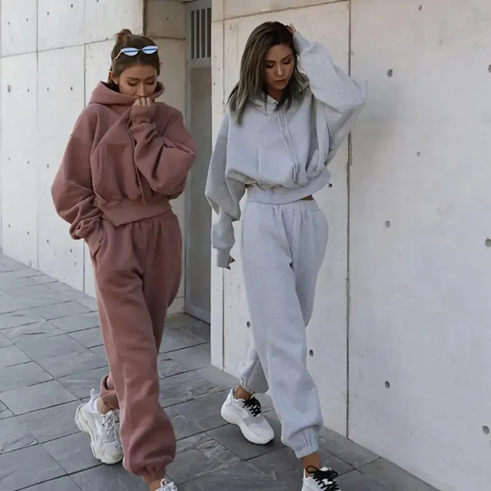 Snuggle Up in Style: Women’s Cozy Tracksuit