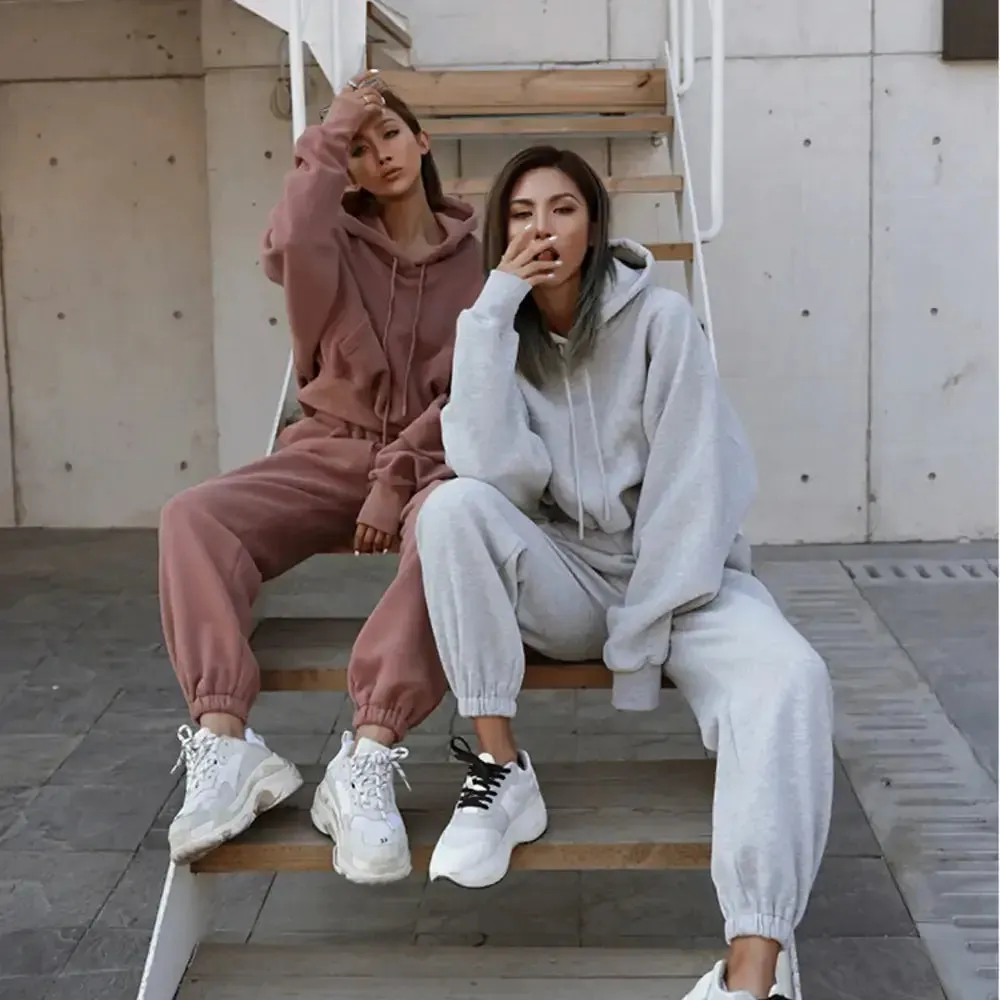 Snuggle Up in Style: Women’s Cozy Tracksuit