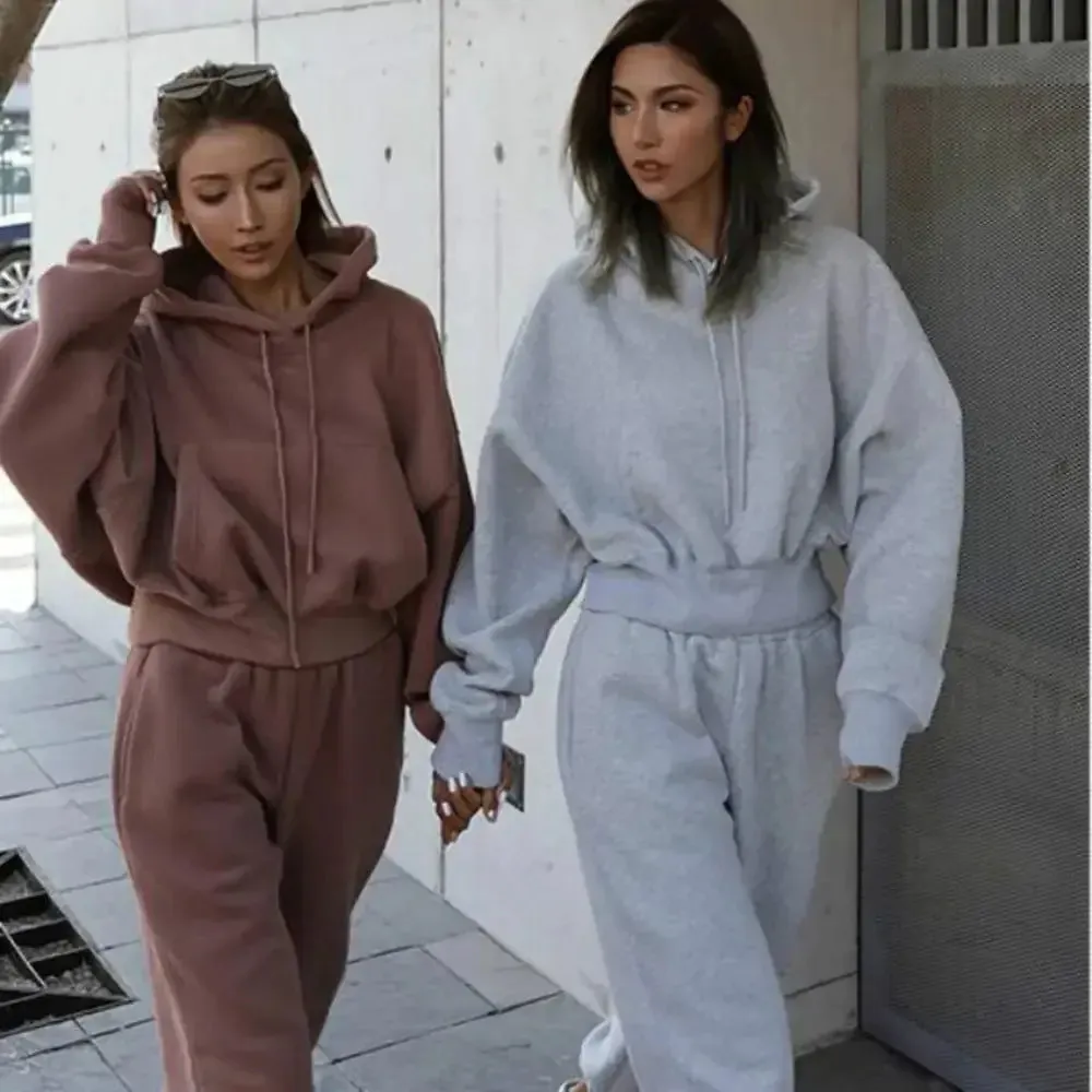 Snuggle Up in Style: Women’s Cozy Tracksuit