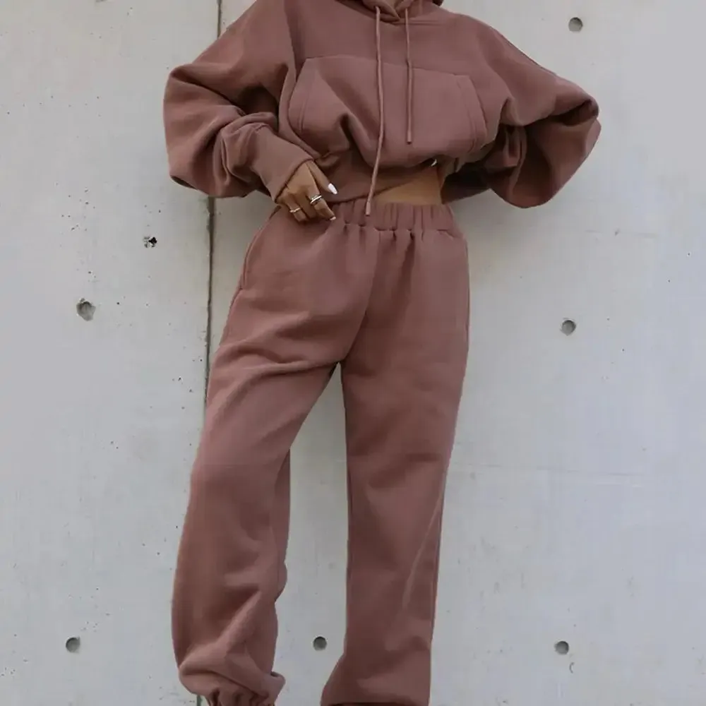 Snuggle Up in Style: Women’s Cozy Tracksuit